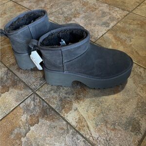 Uggs new heights Gray Suede Boots